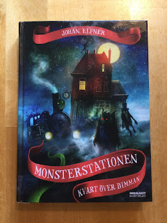 Bild på boken Monsterstationen Kvart över dimman av Johan Elfner
