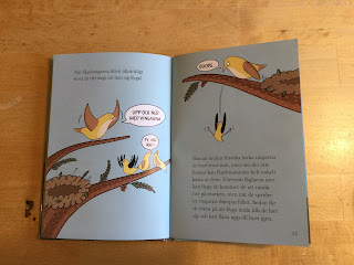 Siduppslag ur boken där en fågelmamma puttar ner sin unge från grenen och utbrister ”Ooops”