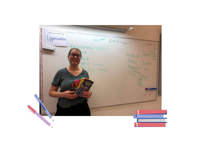 Kvinna som håller i böcker framför en whiteboard