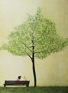 Bild av Maja Lindberg, ett träd med röda frukter och två människor som sitter på en bänk under trädet