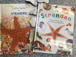 Bild på två omslag av böckerna, omslagen har bilder av stranddjur. Strandstenar ligger mellan böckerna.