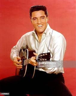 Elvis Presley som vuxen med gitarren.