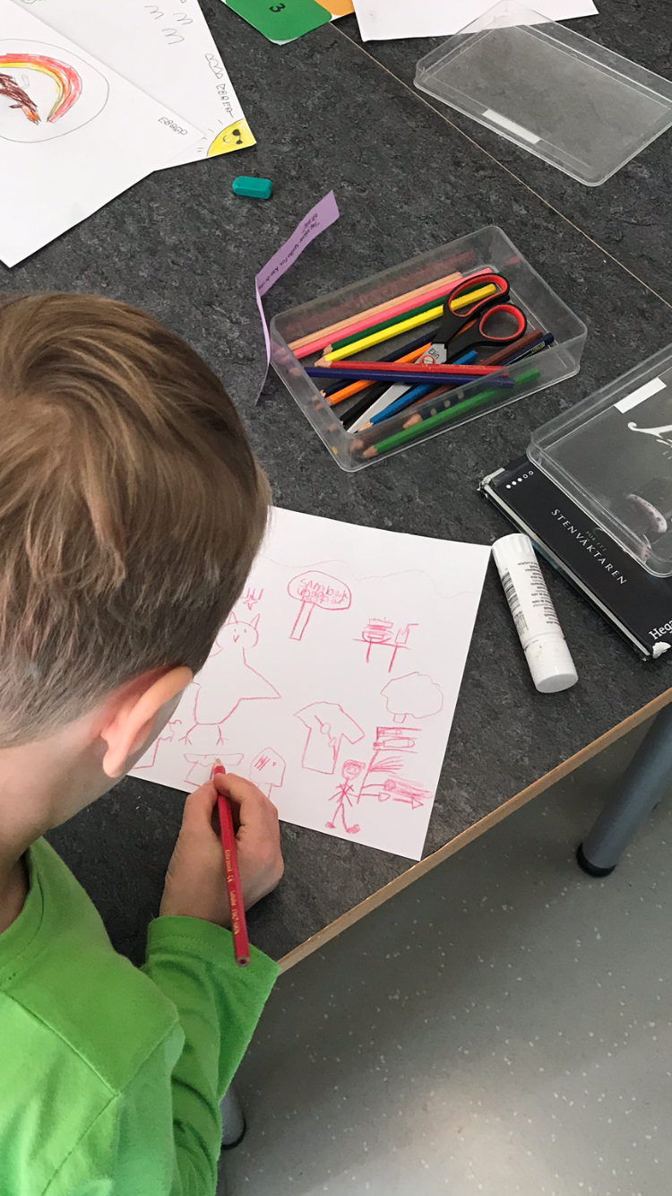 barnhand som ritar en teckning