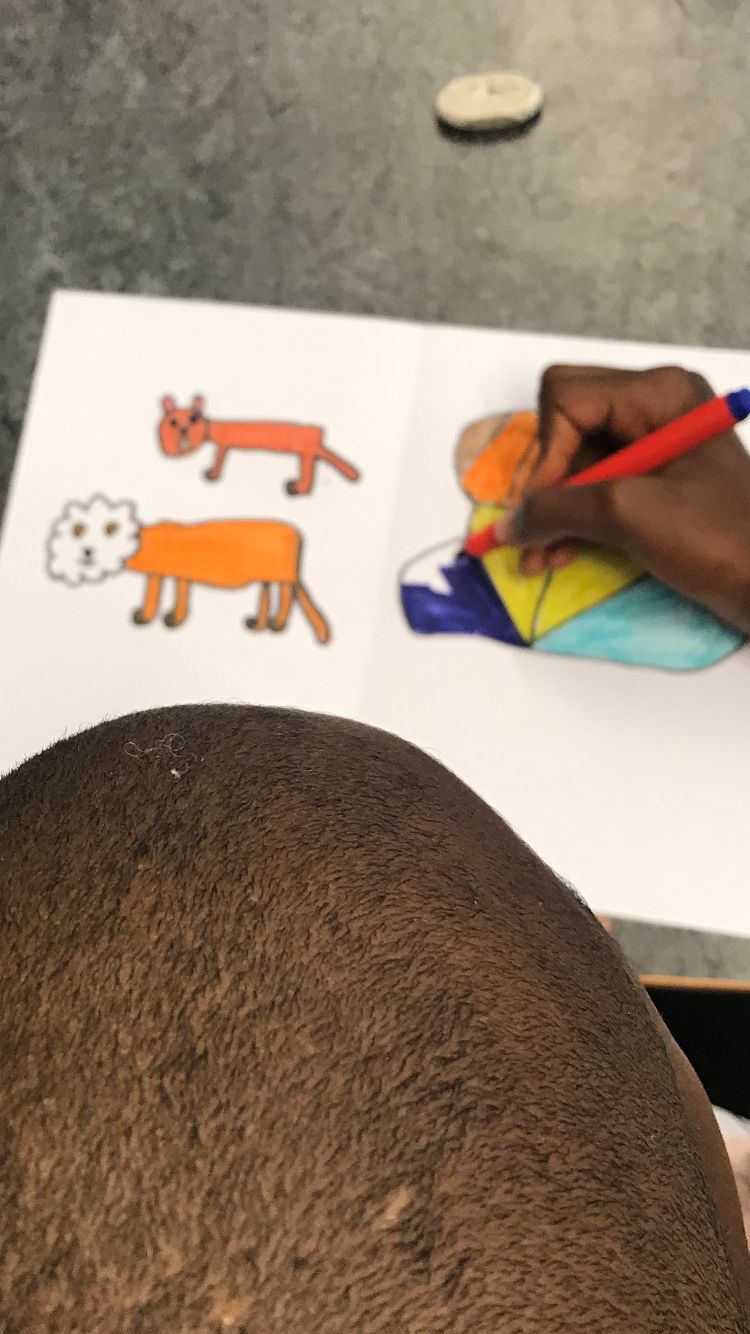 barnhand som ritar en teckning